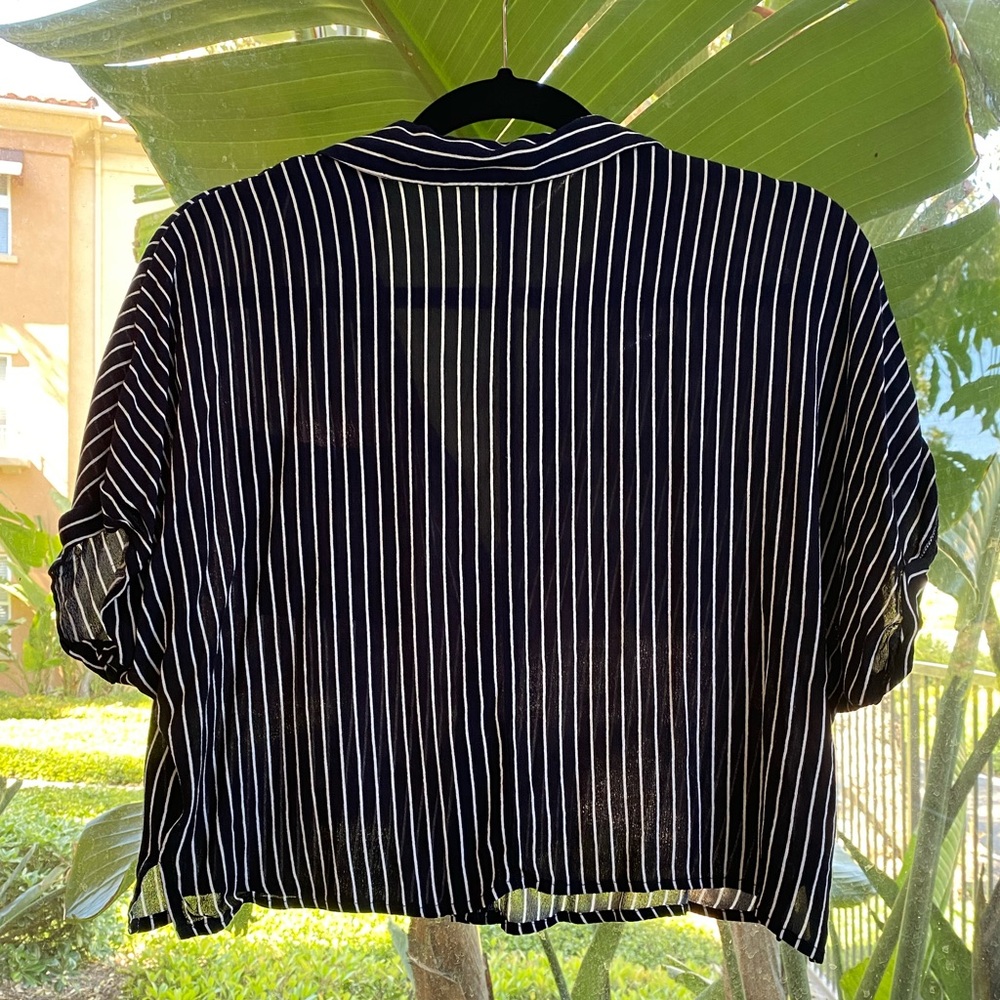 Forever 21 - Stripe button down crop top - Picture 2 of 3